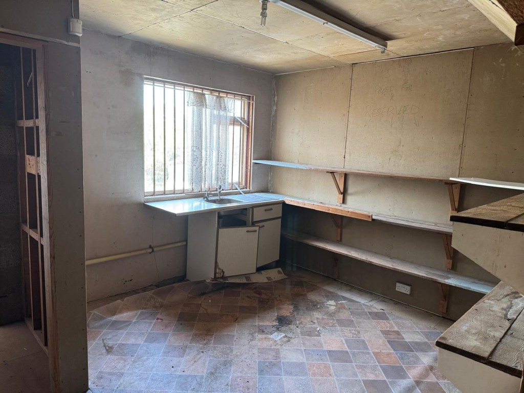 Lot: 66 - FREEHOLD THREE STOREY TOWN CENTRE BUILDING WITH POTENTIAL - Kitchen